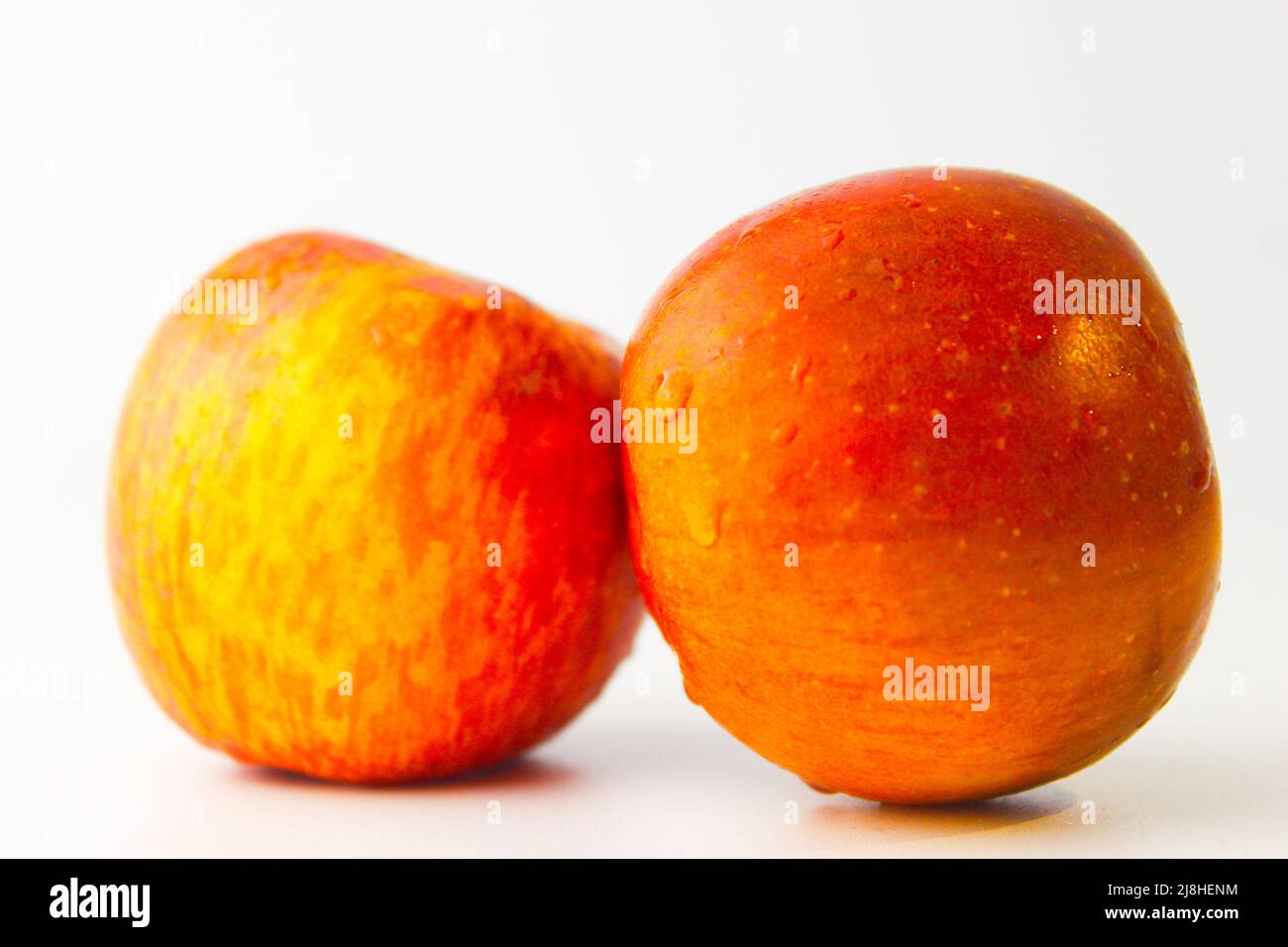 Primo piano delle mele rosse su sfondo bianco Foto Stock