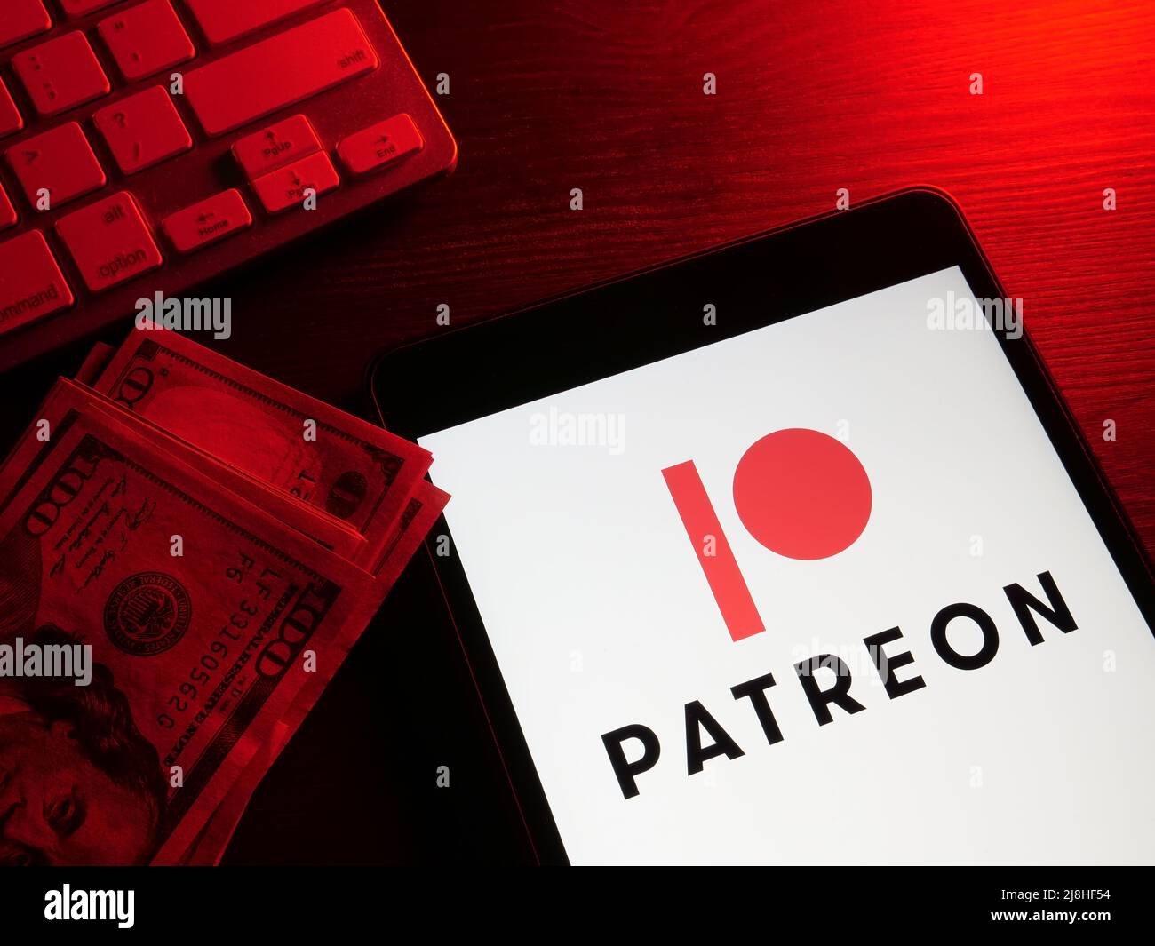 KIEV, UCRAINA - 4 maggio 2022. Tablet con logo patreon vicino al denaro. Foto Stock