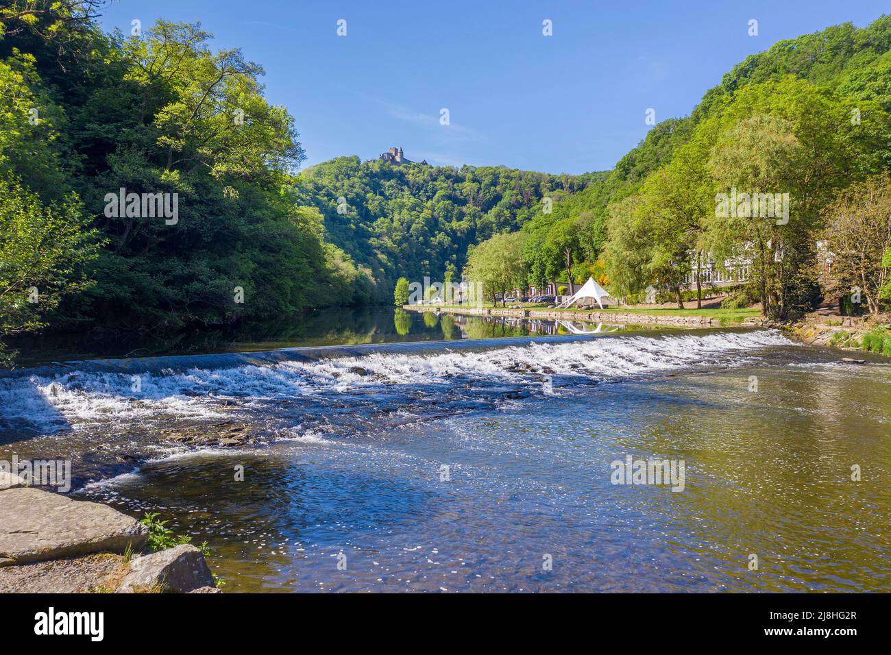 L'affluente sicuro, dietro la collina il Castello Bourscheid, complesso medievale castello a Bourscheid, Diekirch distretto, Ardenne, Lussemburgo, Europa Foto Stock