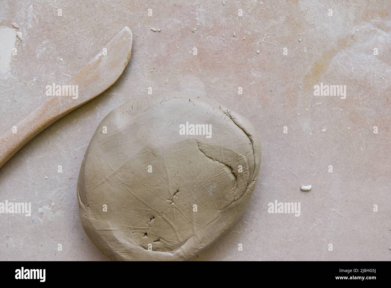 Utensili per la produzione di argilla e ceramica nel laboratorio di ceramica Foto Stock