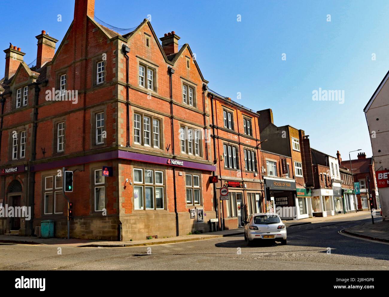 L'imponente edificio che è il ramo di Alfreton della Nat West Bank all'angolo tra High Street e Chesterfield Road nel Derbyshire. Foto Stock