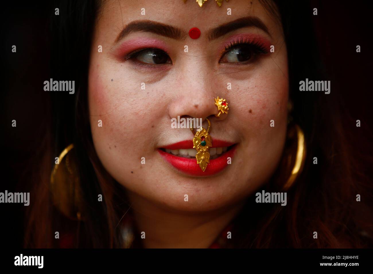 Lalitpur, Nepal. 16th maggio 2022. I nativi nepalesi vestiti con abiti tradizionali eseguono la danza Sakela in occasione di celebrare il loro festival annuale di Ubhauli a Lalitpur, Nepal. Durante questa tradizionale celebrazione rituale, il popolo Kirati adorerà i loro antenati e la natura per cercare ricchezza e colture migliori per i prossimi mesi. (Credit Image: © Skanda Gautam/ZUMA Press Wire) Foto Stock