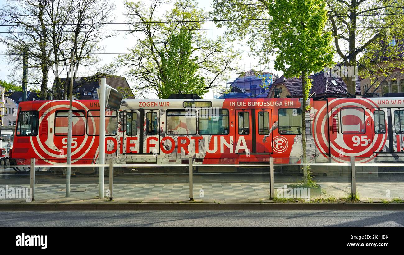 Tram Rheinbahn nel distretto di Oberkassel a Düsseldorf/Germania. Rheinbahn è una compagnia ferroviaria locale. Foto Stock