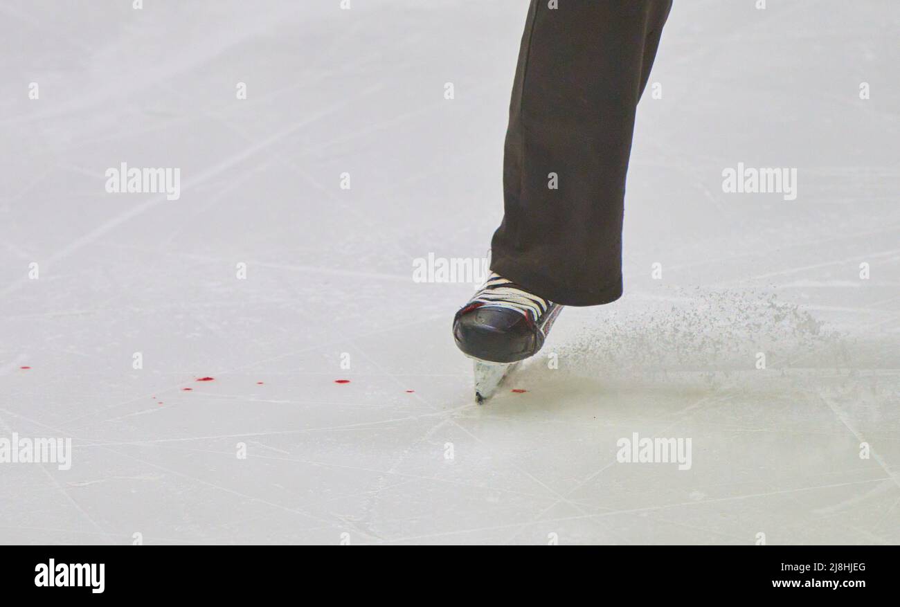 L'arbitro rimuove tracce di sangue sul ghiaccio nella partita SLOVACCHIA - CANADA dell'IIHF ICE HOCKEY WORLD CHAMPIONSHIP Group B di Helsinki, Finlandia, 16 maggio 2022, Stagione 2021/2022 © Peter Schatz / Alamy Live News Foto Stock