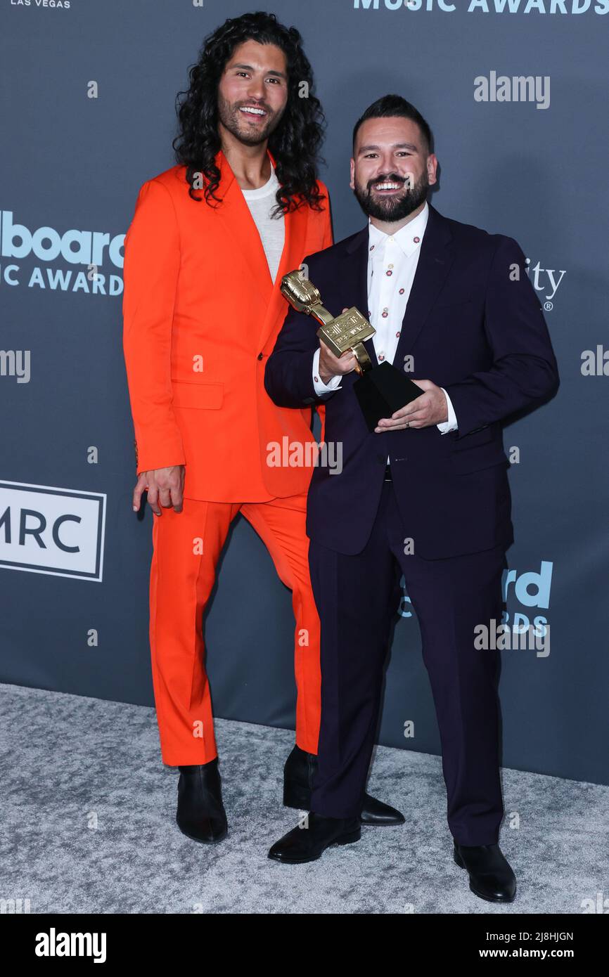 Las Vegas, Stati Uniti. 15th maggio 2022. LAS VEGAS, NEVADA, USA - MAGGIO 15: Dan Smyers e Shay Mooney di Dan Shay posano con il premio Top Country Duo/Group nella sala stampa ai Billboard Music Awards 2022 che si sono tenuti presso la MGM Grand Garden Arena il 15 maggio 2022 a Las Vegas, Nevada, Stati Uniti. (Foto di Xavier Collin/Image Press Agency) Credit: Image Press Agency/Alamy Live News Foto Stock