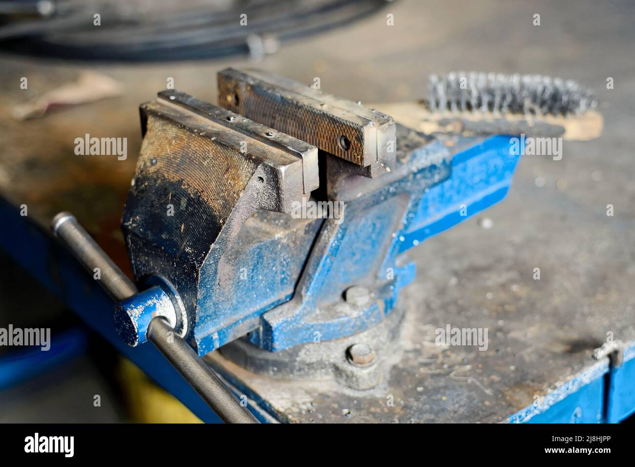Un luogo di lavoro con impugnature metalliche fissate al tavolo. Background industriale. Foto Stock