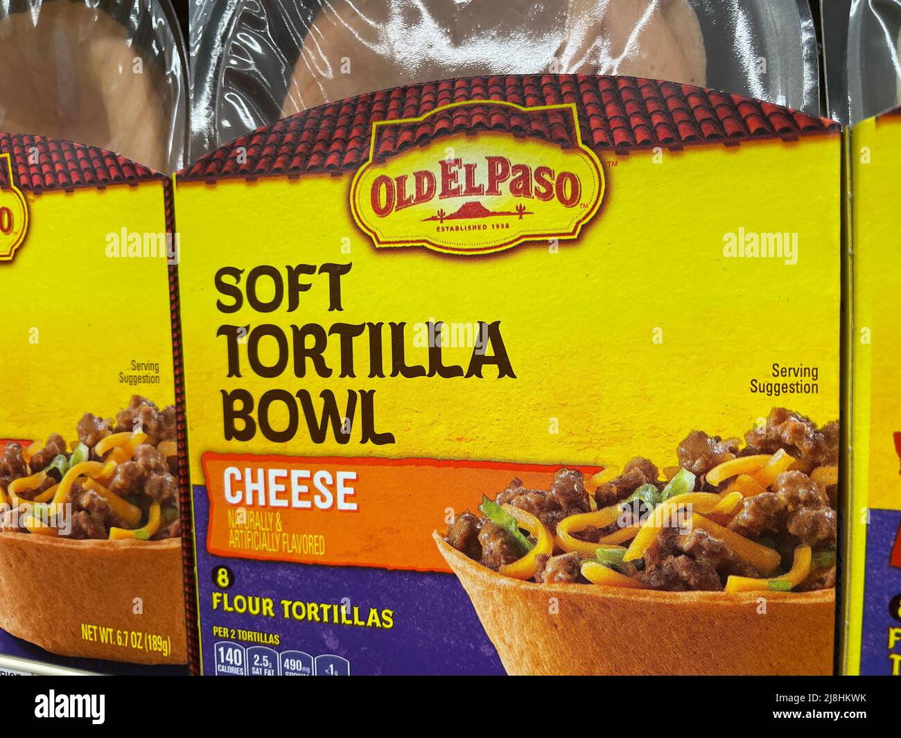Grovetown, GA USA - 12 15 21: Prodotti messicani su scaffale Old El Paso formaggio taco ciotola Foto Stock