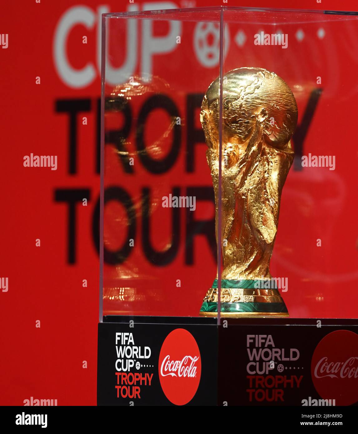 Kuwait City. 16th maggio 2022. Il trofeo della Coppa del mondo è in mostra durante l'evento FIFA World Cup Trophy Tour a Kuwait City, Kuwait, 16 maggio 2022. Credit: Xinhua/Alamy Live News Foto Stock