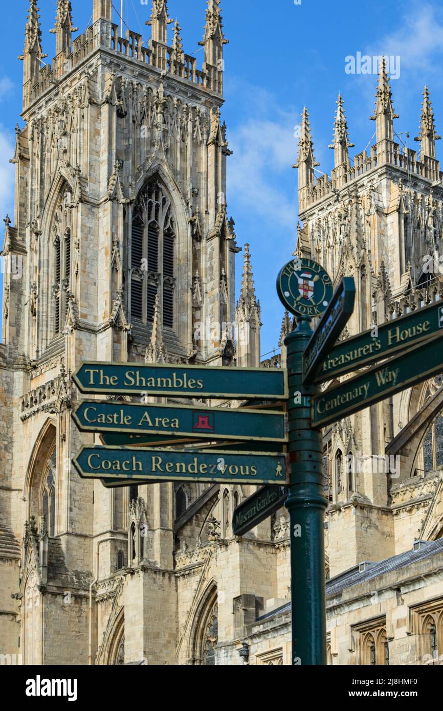 Un cartello informativo indica le famose attrazioni turistiche e le strade di York, con York Minster e la sua torre campanaria sullo sfondo. Foto Stock