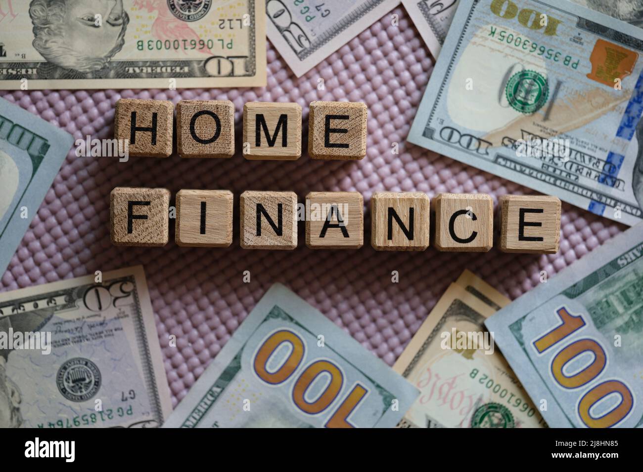 Home finance iscrizione a cubetti di legno e contanti Foto Stock