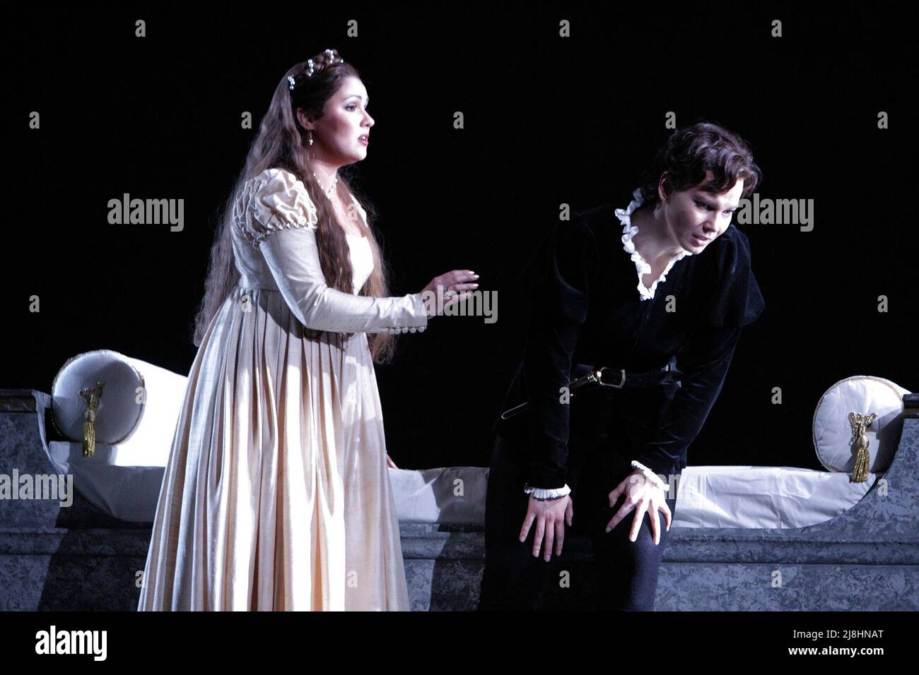 l-r: Anna Netrebko (Giulietta), Elina Garanca (Romeo) in i CAPULETI e i MONTECCHI di Bellini alla Royal Opera, Covent Garden, Londra WC2 02/03/2009 Direttore: Mark Elder design, illuminazione originale e direzione: Pier Luigi Pizzi Foto Stock