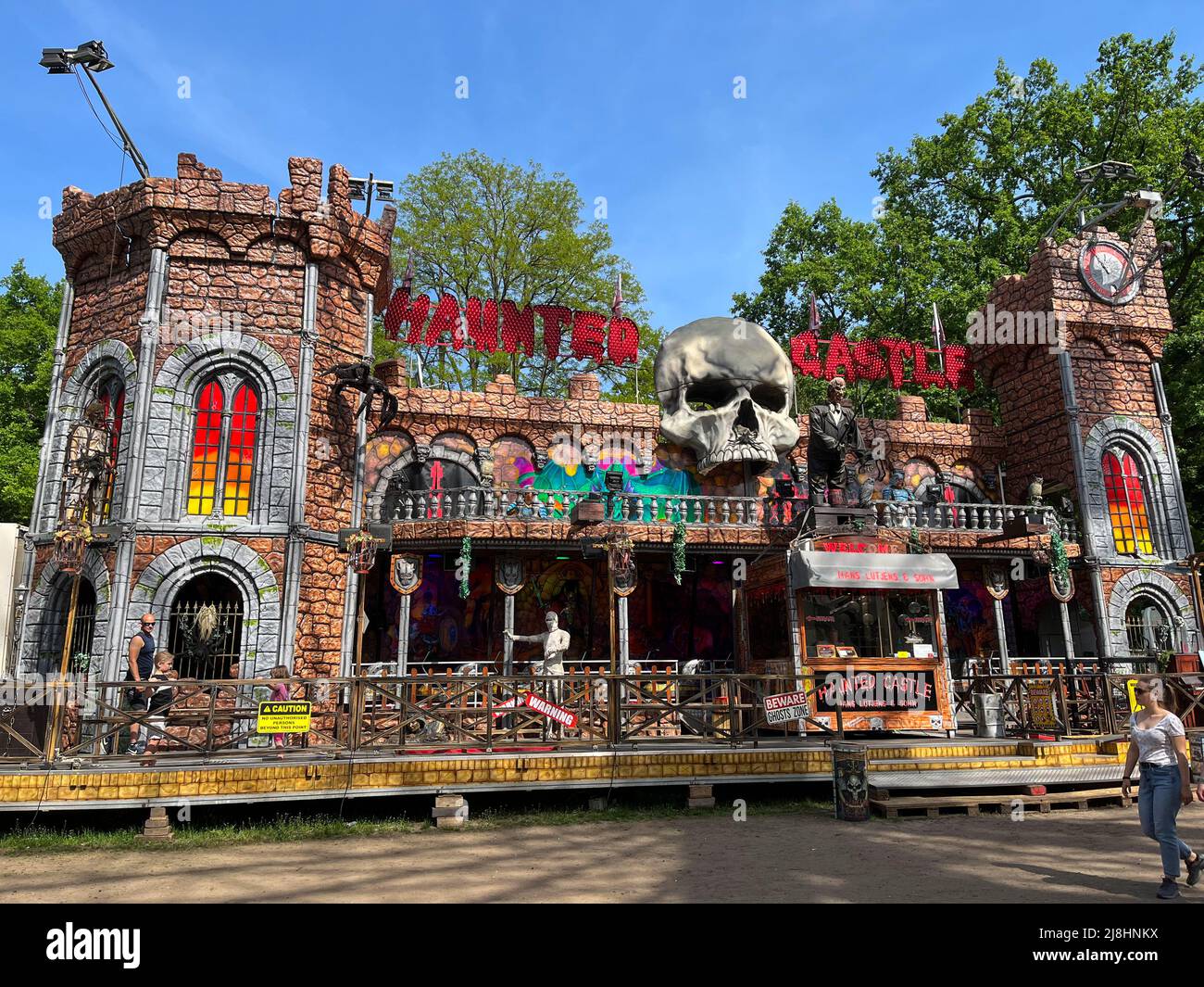 BERLINO, GERMANIA - 10 MAGGIO 2022: Giro in treno fantasma HA INFESTATO IL CASTELLO sulla fiera, campagna Maientage. Cuccioli di spoky, animatronica, crena gigante del cranio Foto Stock