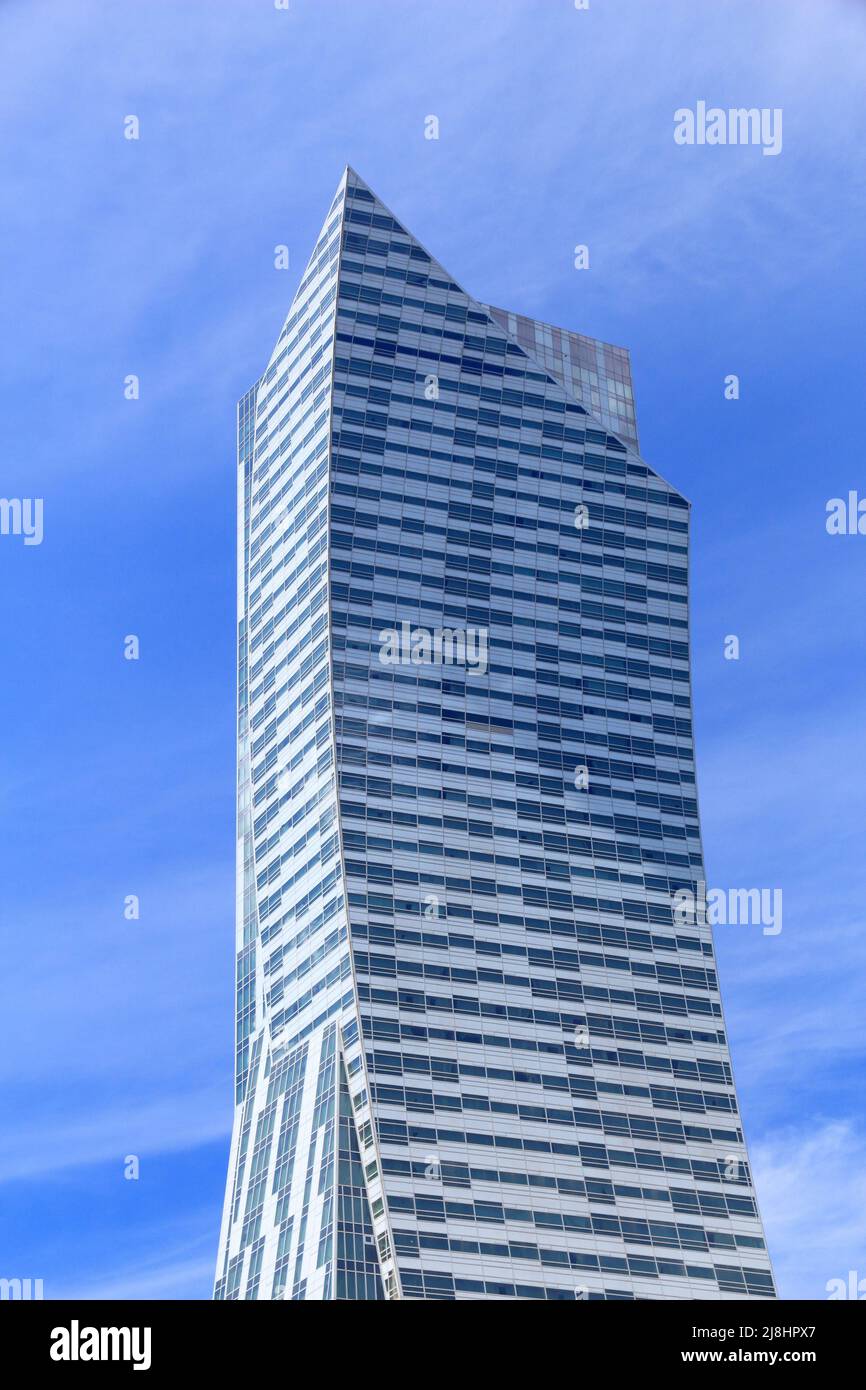 Varsavia, Polonia - 19 giugno 2016: Zlota 44 grattacielo a Varsavia in Polonia. La 192m alto grattacielo è stato progettato da Daniel Libeskind. Foto Stock