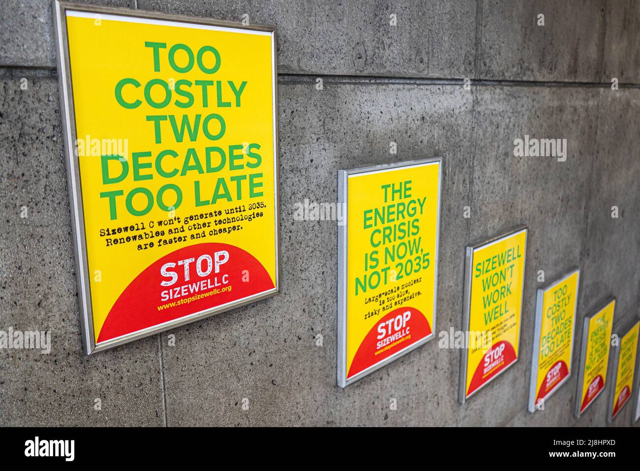 Londra UK, 16 maggio 2022. I manifesti di Stop Sizewell C sono posti all'ingresso della stazione della metropolitana di Westminster da parte di attivisti contrari ai piani di EDF per costruire due nuovi reattori nucleari a Sizewell, nella Suffolk orientale, che sostengono siano costosi e non verdi, in quanto il governo britannico è fissato a greenlight il nucleare sviluppo per cercare risorse energetiche alternative e ridurre la dipendenza dai combustibili fossili. Credit. amer Ghazzal/Alamy Live News Foto Stock