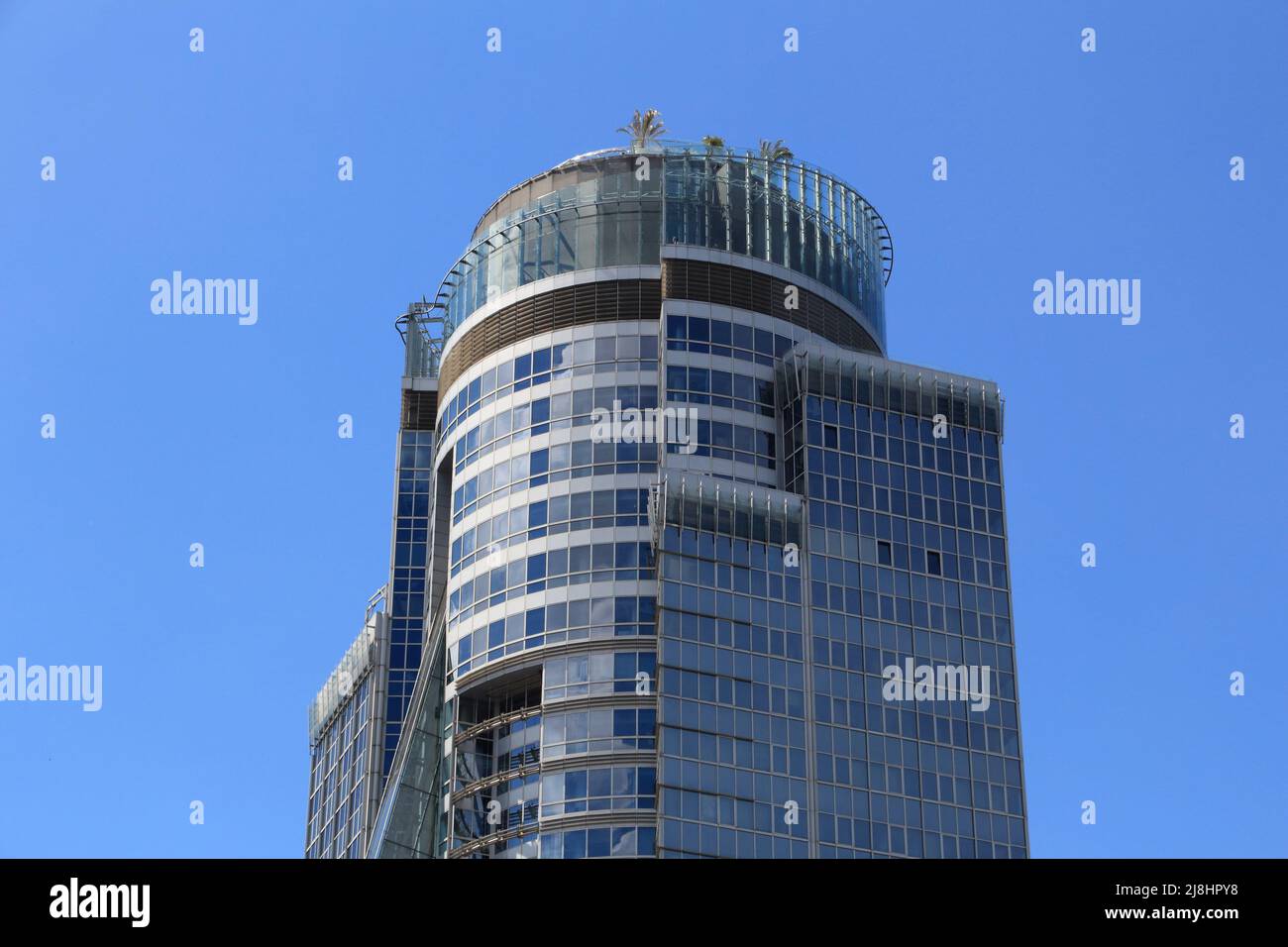 VARSAVIA, POLONIA - 19 GIUGNO 2016: Edificio per uffici Spektrum in Polonia. Gli inquilini dell'edificio includono BGZ BNP, Finip Group e Westwing. Foto Stock