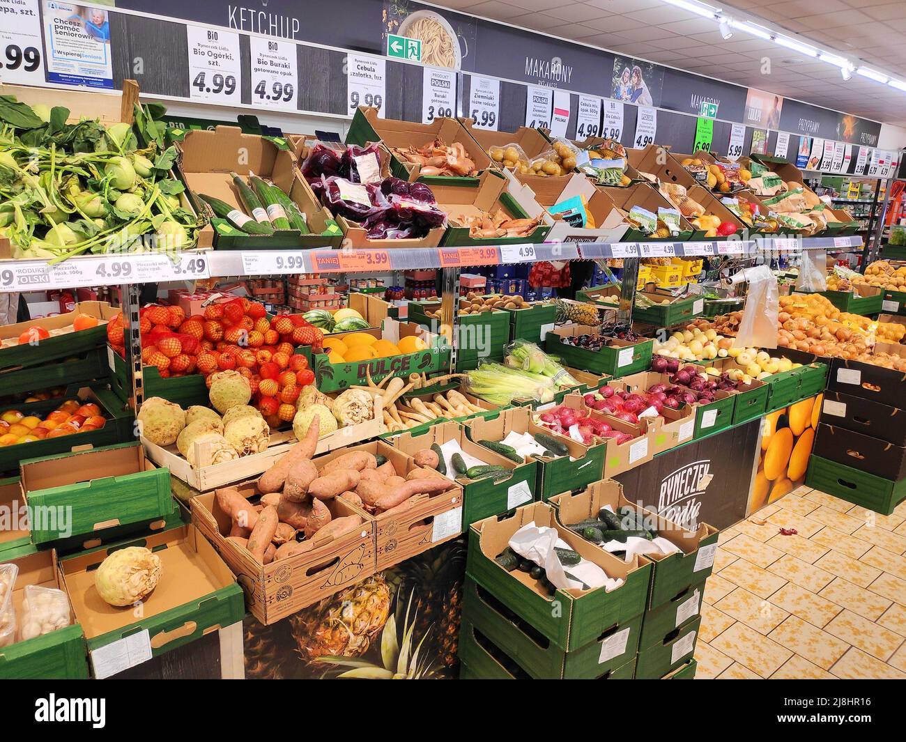 BYTOM, POLONIA - 31 DICEMBRE 2020: Prezzi dei vegetali in un supermercato Lidl a Bytom, Polonia. Lidl è presente in 29 paesi europei, con oltre 6 Foto Stock