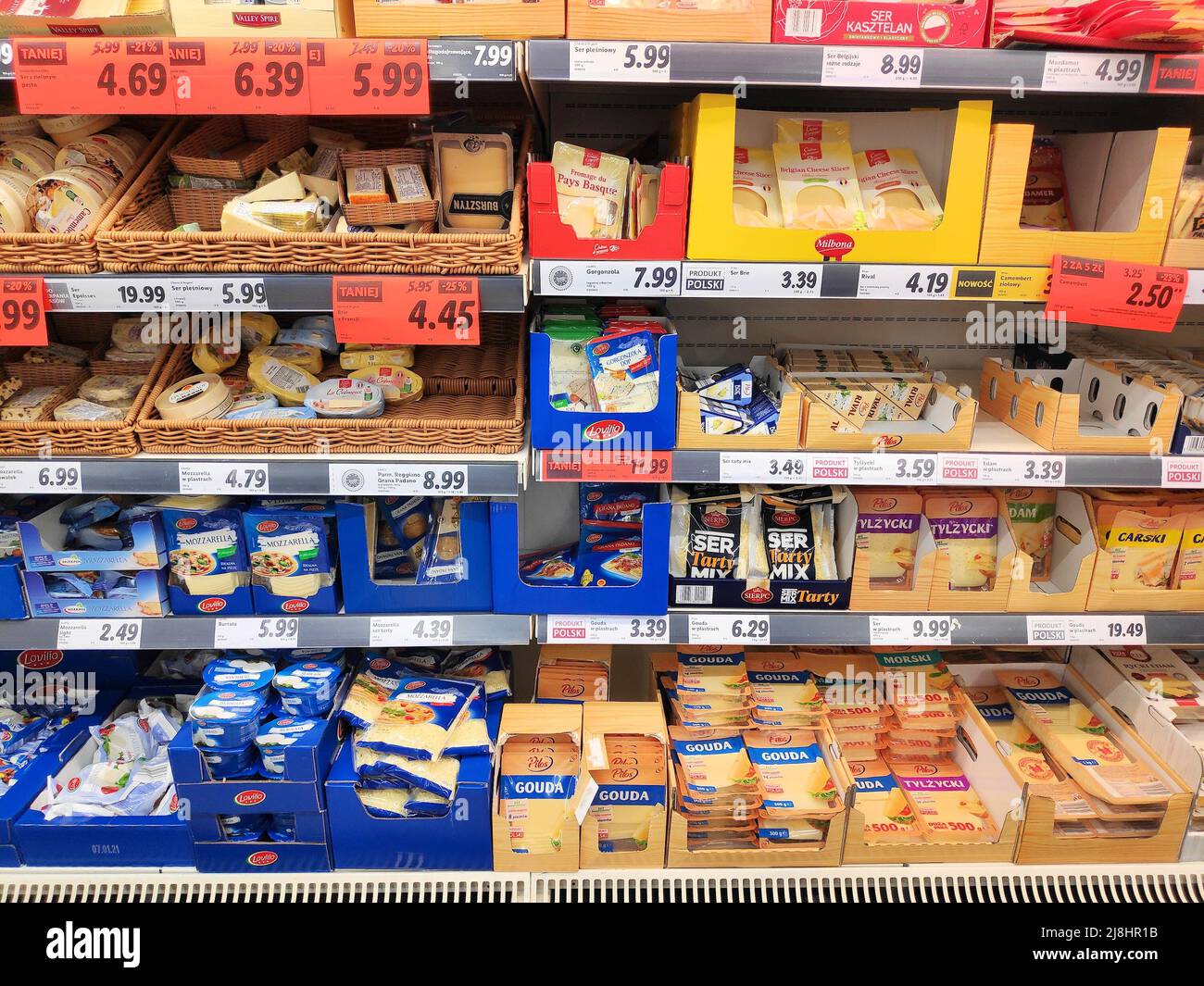 BYTOM, POLONIA - 31 DICEMBRE 2020: Prezzi promozionali dei formaggi in un supermercato Lidl a Bytom, Polonia. Lidl è presente in 29 paesi europei, con più tha Foto Stock
