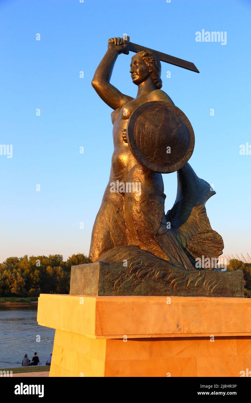 VARSAVIA, POLONIA - 18 GIUGNO 2016: Statua della Sirena (Sirenka) del fiume Vistola a Varsavia, Polonia. Mermaid è un simbolo importante della città. Foto Stock