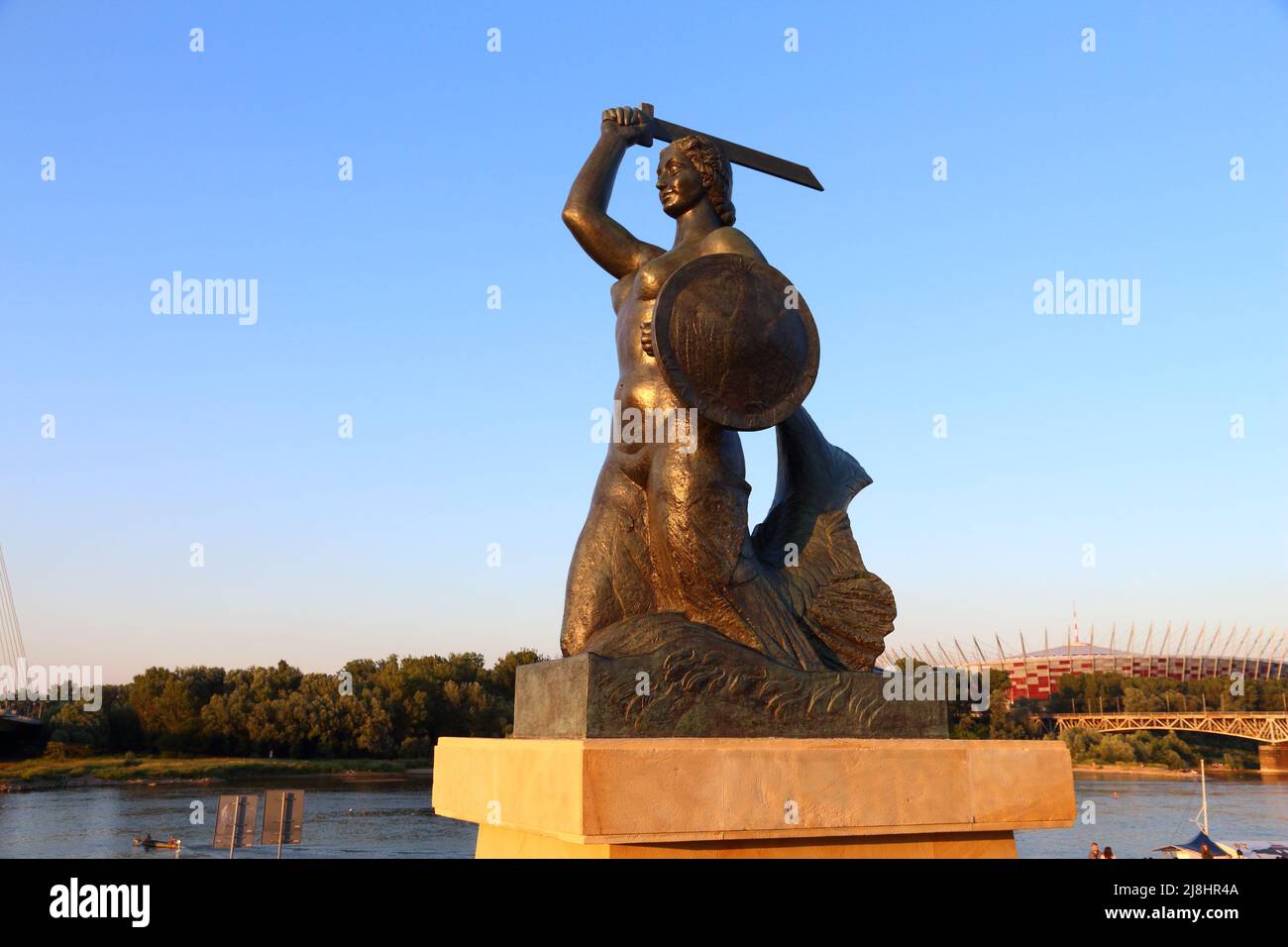 VARSAVIA, POLONIA - 18 GIUGNO 2016: Statua della Sirena (Sirenka) del fiume Vistola a Varsavia, Polonia. Mermaid è un simbolo importante della città. Foto Stock