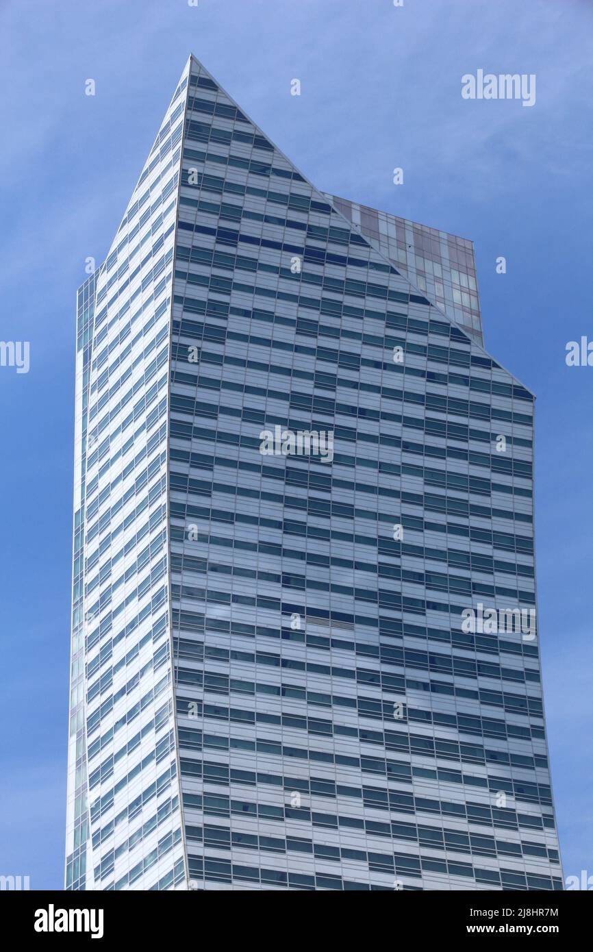 Varsavia, Polonia - 19 giugno 2016: Zlota 44 grattacielo a Varsavia in Polonia. La 192m alto grattacielo è stato progettato da Daniel Libeskind. Foto Stock