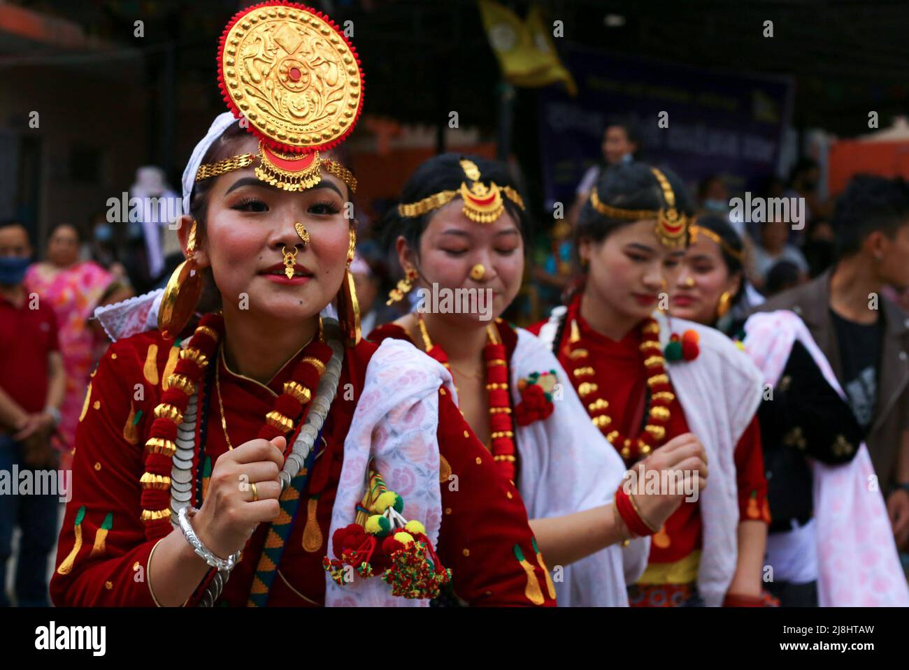 Lalitpur, Nepal. 16th maggio 2022. Il 16 maggio 2022 a Kathmandu, Nepal.Women indossando abbigliamento tradizionale eseguire danza sakel durante il festival di Ubhauli . Durante questa celebrazione tradizionale festa la gente della comunità kirant adorano i loro antenati e la natura per cercare la ricchezza e le colture migliori per i prossimi mesi. (Foto di Abhishek Maharjan/Sipa USA) Credit: Sipa USA/Alamy Live News Foto Stock