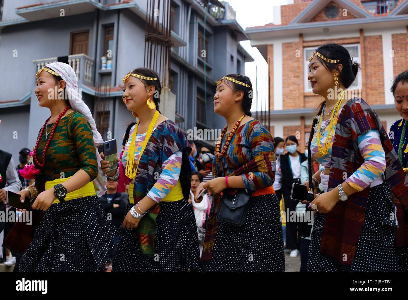 Lalitpur, Nepal. 16th maggio 2022. Il 16 maggio 2022 a Kathmandu, Nepal.Women indossando abbigliamento tradizionale eseguire danza sakel durante il festival di Ubhauli . Durante questa celebrazione tradizionale festa la gente della comunità kirant adorano i loro antenati e la natura per cercare la ricchezza e le colture migliori per i prossimi mesi. (Foto di Abhishek Maharjan/Sipa USA) Credit: Sipa USA/Alamy Live News Foto Stock