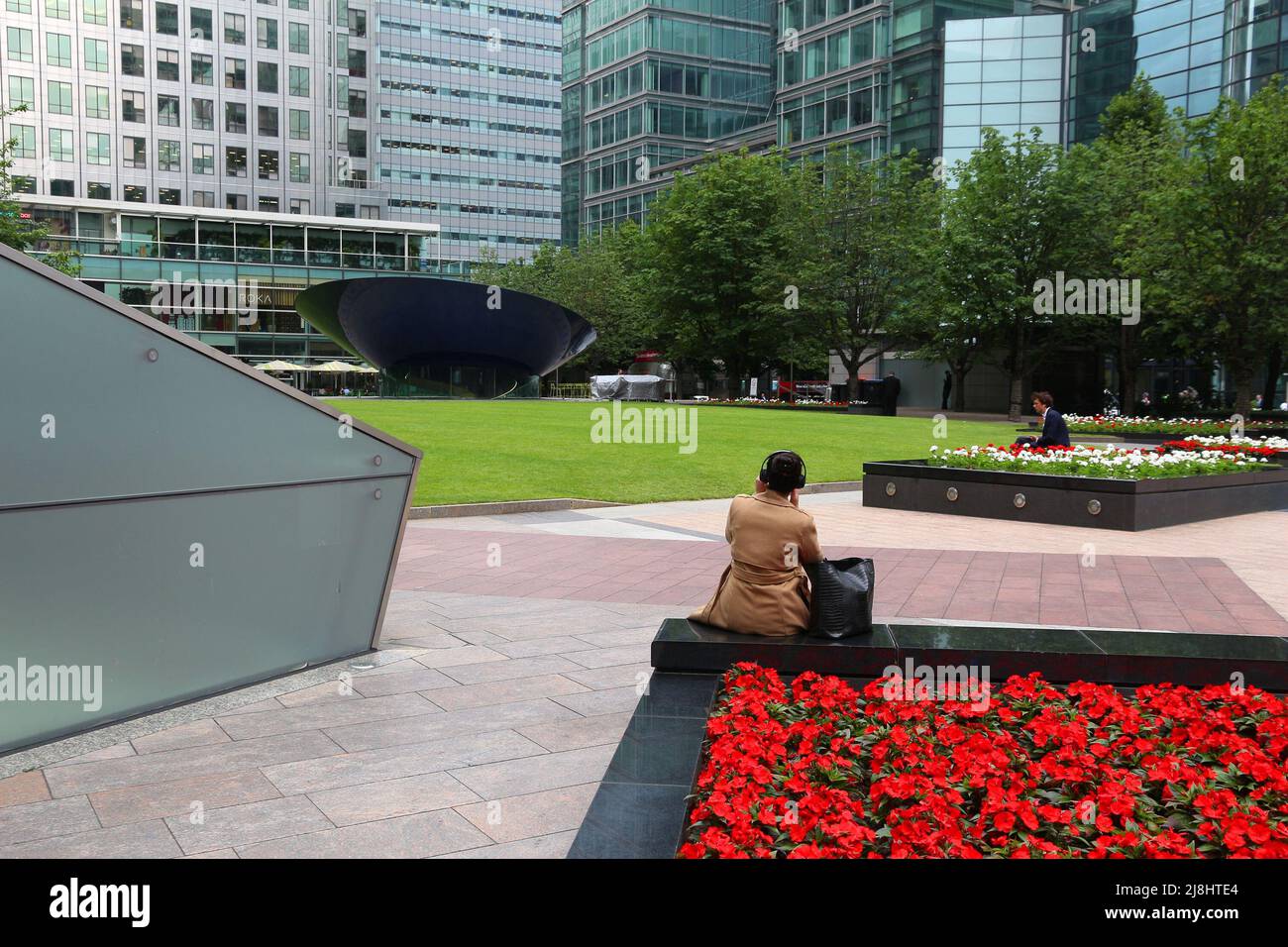 LONDRA, UK - 8 LUGLIO 2016: Persone visitano Canada Square a Canary Wharf zona moderna a Londra, Regno Unito. Canary Wharf è il secondo centro finanziario di Londra. Foto Stock