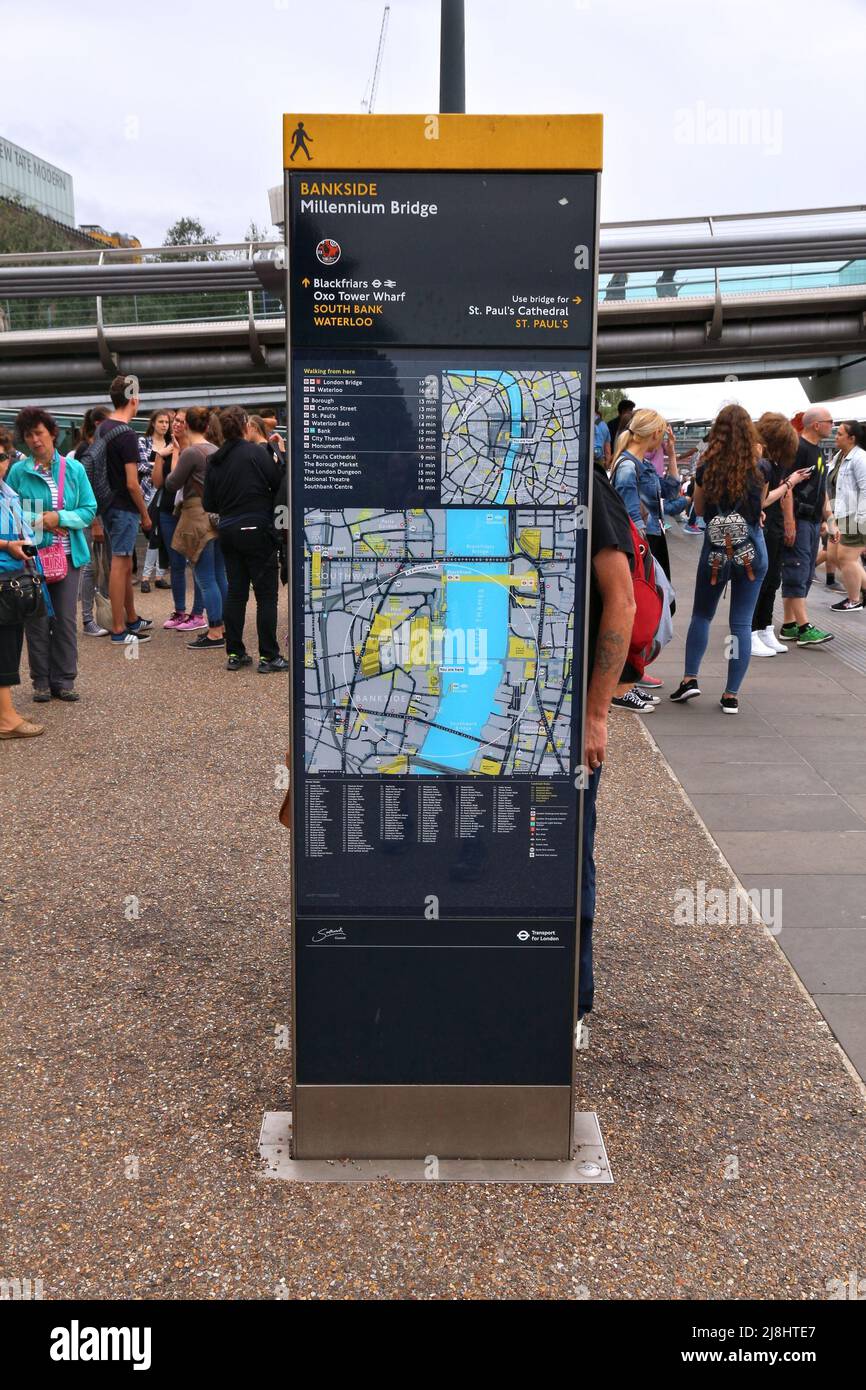 LONDRA, Regno Unito - 8 LUGLIO 2016: I turisti camminano sulla mappa di Bankside London, Regno Unito. Londra è la città più popolosa del Regno Unito con 13 milioni di persone che vivono io Foto Stock