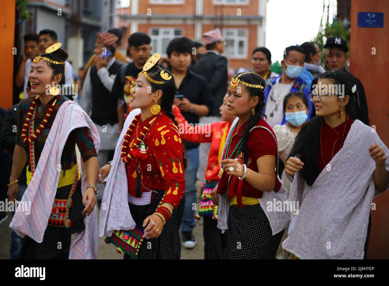 Lalitpur, Nepal. 16th maggio 2022. Il 16 maggio 2022 a Kathmandu, Nepal.Women indossando abbigliamento tradizionale eseguire danza sakel durante il festival di Ubhauli . Durante questa celebrazione tradizionale festa la gente della comunità kirant adorano i loro antenati e la natura per cercare la ricchezza e le colture migliori per i prossimi mesi. (Foto di Abhishek Maharjan/Sipa USA) Credit: Sipa USA/Alamy Live News Foto Stock