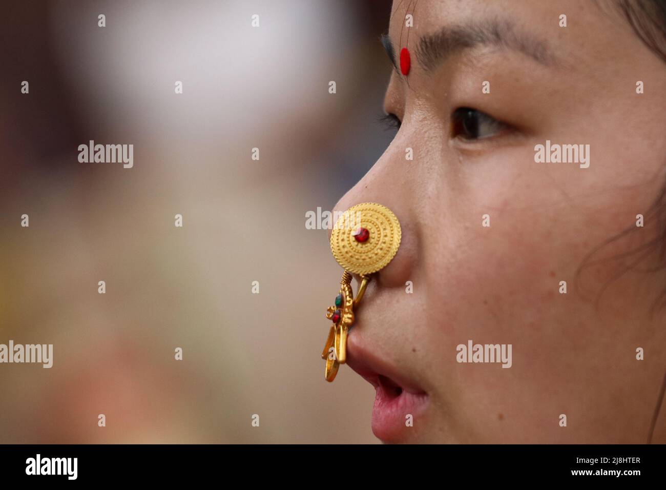 Lalitpur, Nepal. 16th maggio 2022. Il May.16, 2022 a Kathmandu, Nepal.Women indossare gioielli naso tradizionale pin durante Ubhauli festival.During questa celebrazione tradizionale festa la gente della comunità kirant adorano i loro antenati e la natura per cercare la ricchezza e le colture migliori per i prossimi mesi. (Foto di Abhishek Maharjan/Sipa USA) Credit: Sipa USA/Alamy Live News Foto Stock