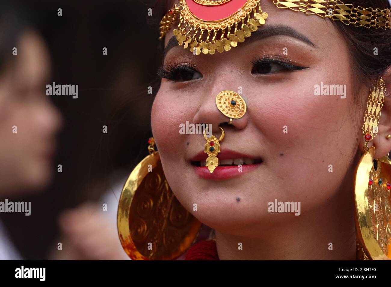 Lalitpur, Nepal. 16th maggio 2022. Il 16 maggio 2022 a Kathmandu, Nepal.Women indossare gioielli tradizionali durante Ubhauli festival.During questa celebrazione tradizionale festa la gente della comunità kirant adorano i loro antenati e la natura per cercare migliore ricchezza e colture per i prossimi mesi. (Foto di Abhishek Maharjan/Sipa USA) Credit: Sipa USA/Alamy Live News Foto Stock