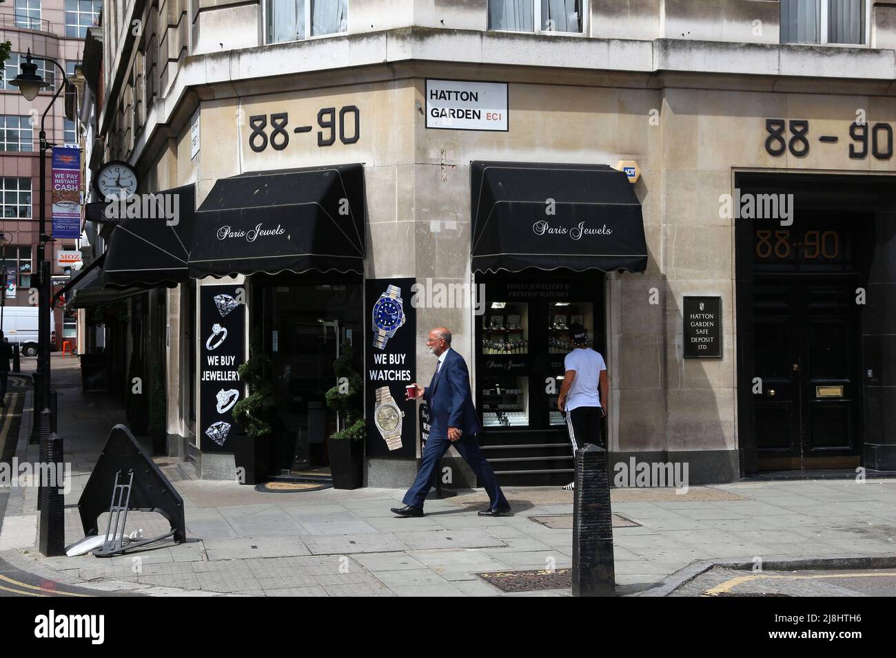 LONDRA, Regno Unito - 9 LUGLIO 2016: People Walk a Hatton Garden nel quartiere Holborn di Londra. Hatton Garden Safe Deposit Company è stato coinvolto nel 2015 hei Foto Stock