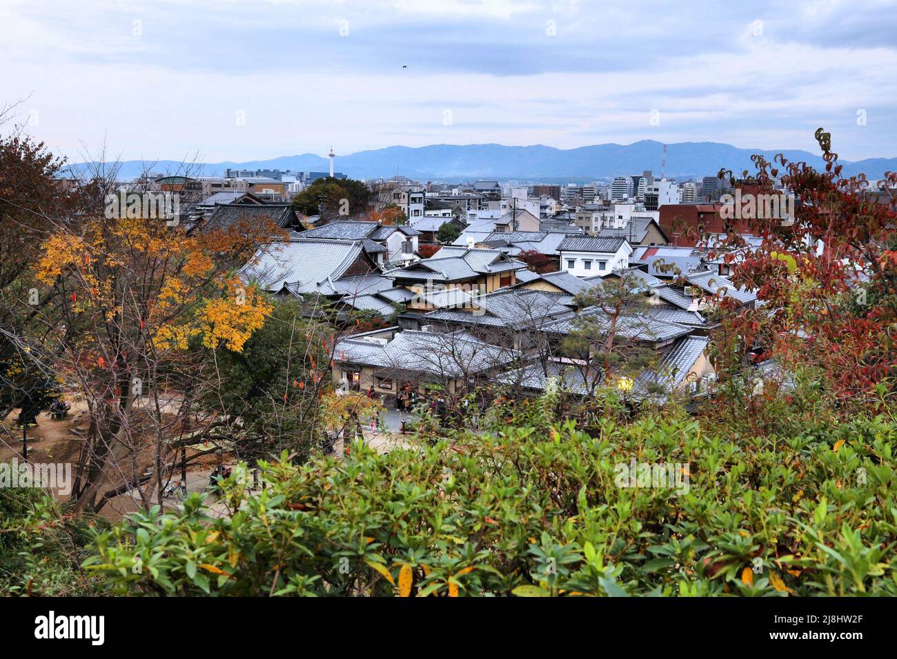 Città di Kyoto, Giappone. Kyoto città vecchia Higashiyama skyline. Tetti in tegole grigie. Foto Stock