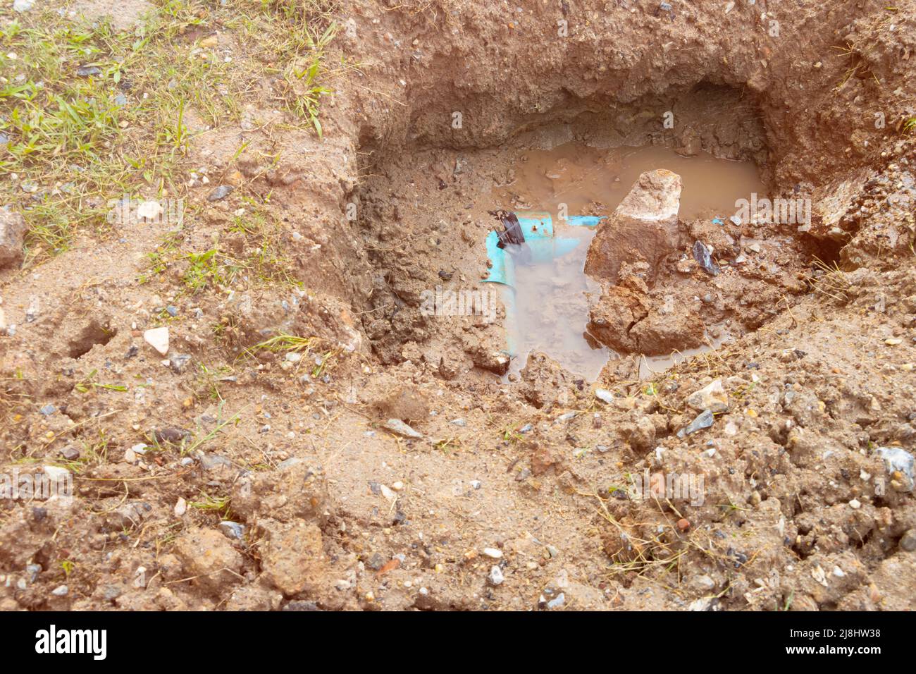 tubazioni rottura tubo in plastica nel foro e acqua in attesa di riparazione Foto Stock