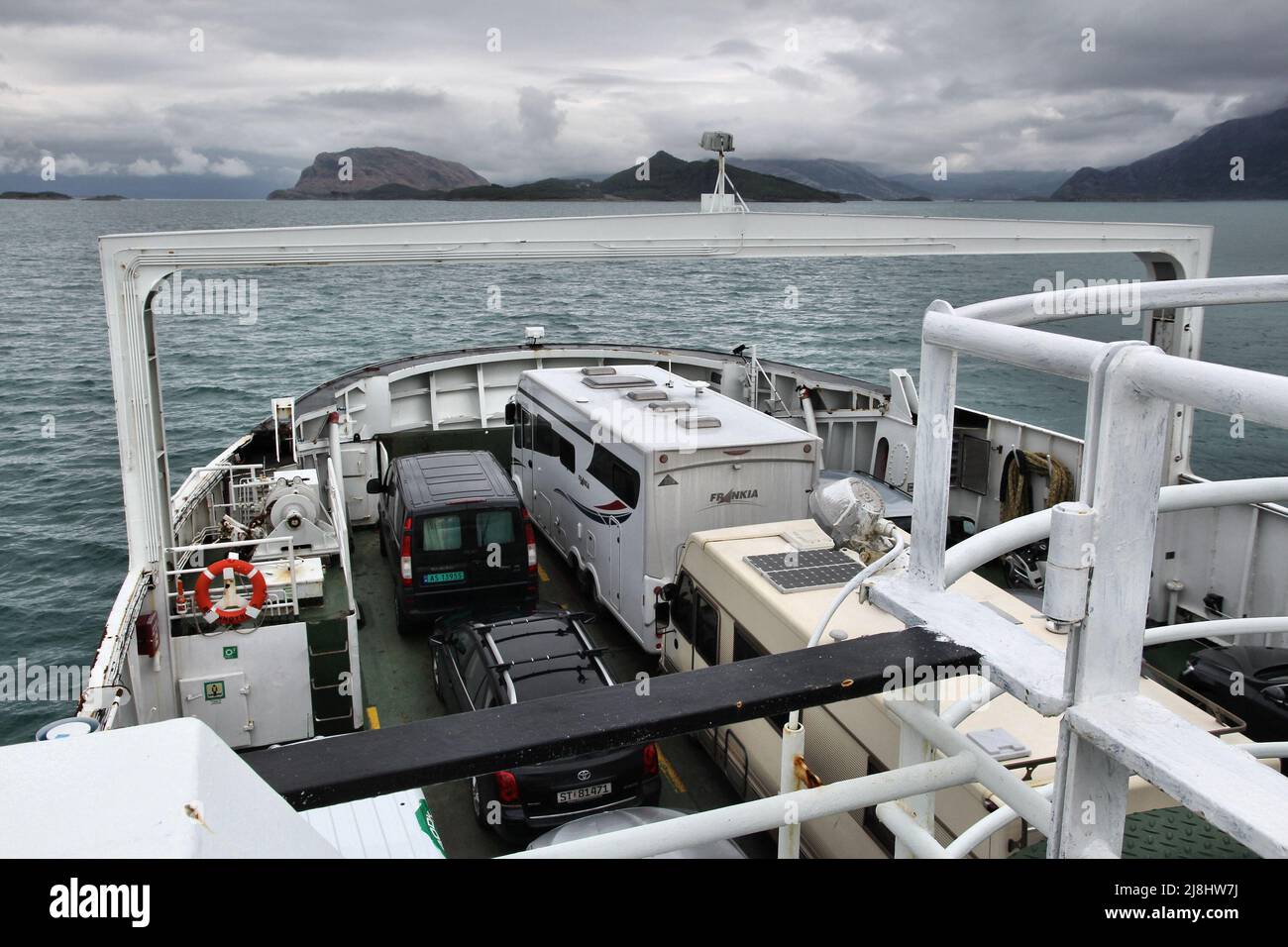 HELGELAND, NORVEGIA - 23 LUGLIO 2015: Le persone cavalcano la nave traghetto attraverso Tjottfjorden in Norvegia. Trasporti pubblici con traghetto più di 8 milioni di euro Foto Stock