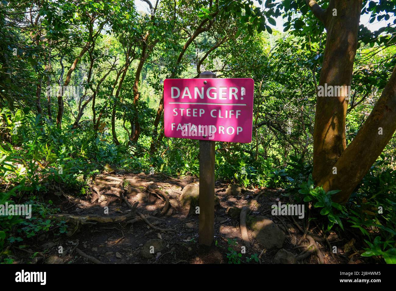 Cartello rosso sul Pipiwai Trail nel Parco Nazionale di Haleakala sulla strada per Hana, ad est dell'isola di Maui, Hawaii, Stati Uniti Foto Stock