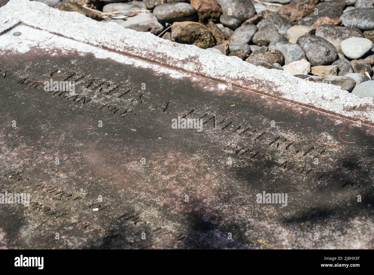 Lapide della tomba di Charles Lindbergh nel cimitero adiacente alla chiesa congregazionale Palapala ho'omau a Kipahulu sulla Hana Highway, ad est di Maui is Foto Stock