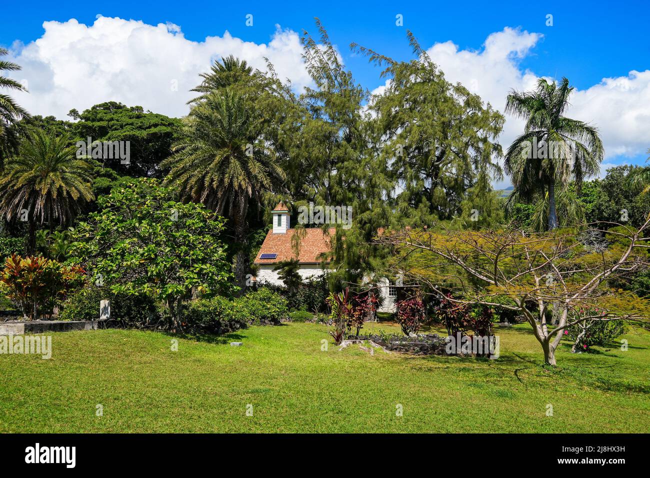 La tomba di Charles Lindbergh nel cimitero adiacente alla chiesa congregazionale di Palapala ho'omau a Kipahulu sulla Hana Highway, ad est dell'isola di Maui a Hawai Foto Stock