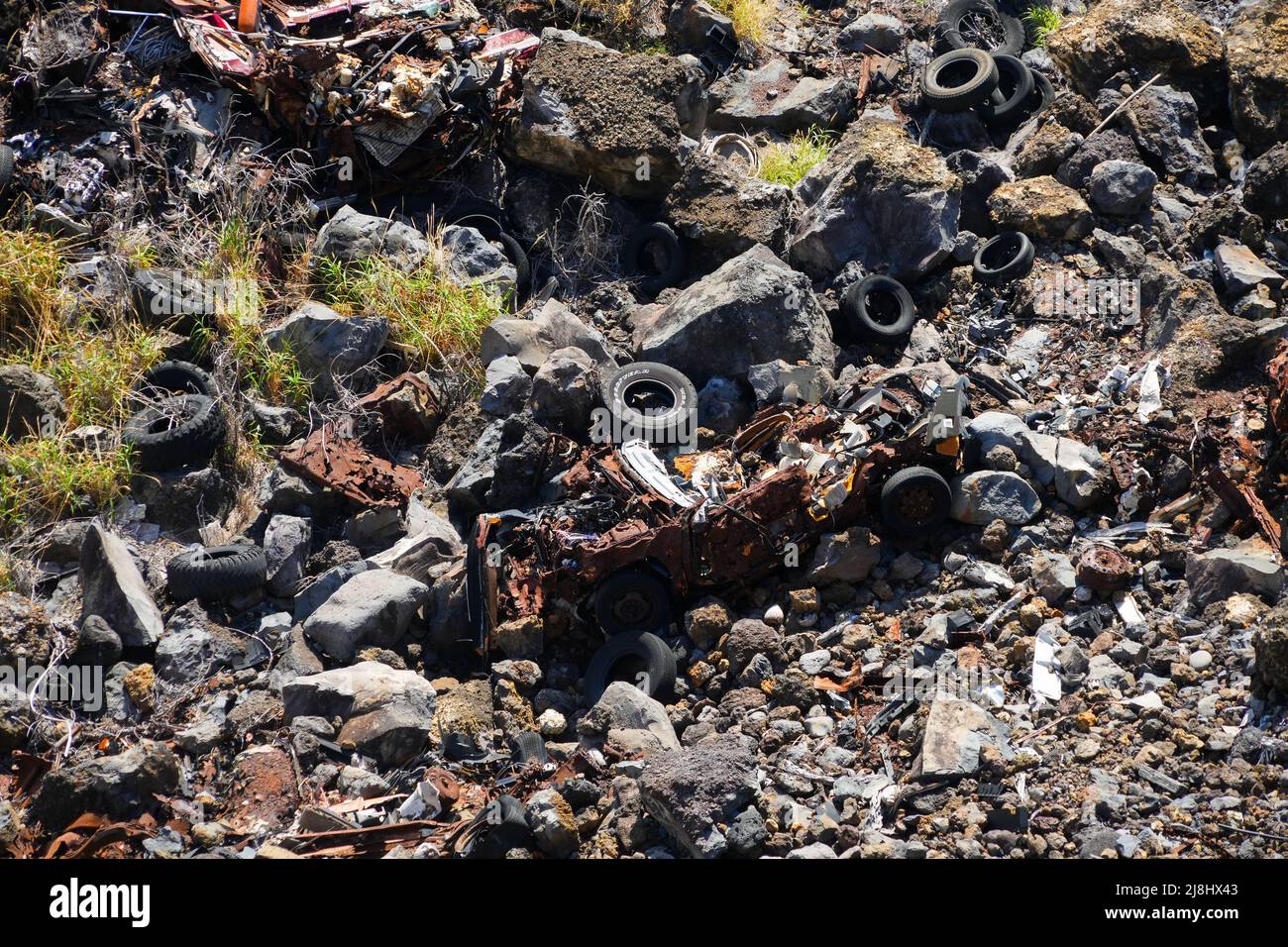 Il relitto di auto arrugginito è caduto fuori dalla strada in Manawainui Gulch sulla Piilani Highway nel sud-est dell'isola di Maui in Hawaii, Stati Uniti Foto Stock