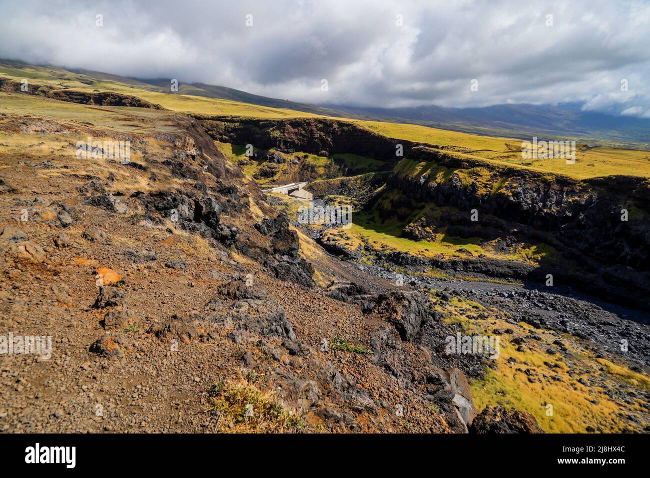 Manawainui Gulch sulla Piilani Highway nel sud-est dell'isola di Maui in Hawaii, Stati Uniti - Canyon sulle pendici del vulcano Haleakala endin Foto Stock