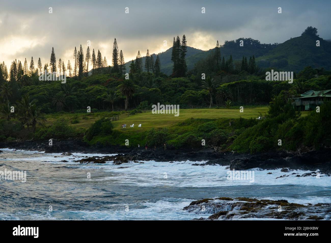 Vista della costa di Maui guardando a sud da Kaihalulu Beach sulla strada per Hana in Hawaii, Stati Uniti Foto Stock