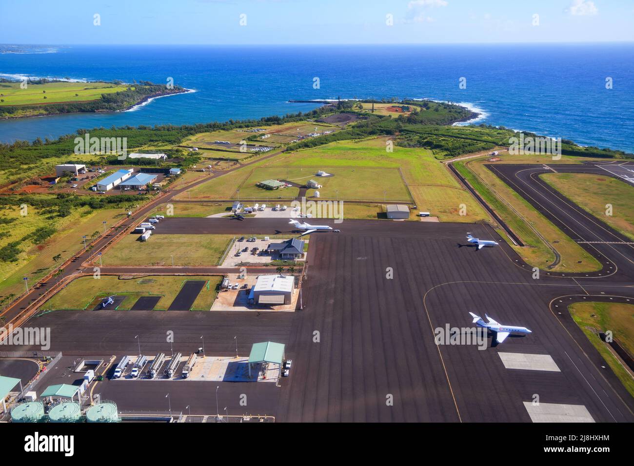 Vista aerea della pista e degli hangar dell'aeroporto di Lihue sull'isola di Kauai, Hawaii, Stati Uniti Foto Stock