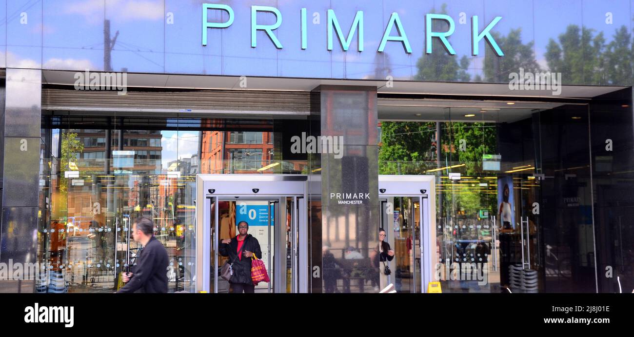 Manchester, Regno Unito, 16th maggio 2022. Passanti e acquirenti fuori dal negozio Primark nel centro di Manchester, Inghilterra, Regno Unito, Isole britanniche. Il proprietario di Primark, Associated British Foods (ABF), dice che aumenterà alcuni prezzi per l'autunno in vista dell'inflazione. I media riportano che George Weston, Chief Executive di ABF, ha detto sui costi: “Tutto sta per aumentare”. Primark e' ben conosciuto e popolare per lo shopping di abiti economici e prodotti domestici. Credit: Terry Waller/Alamy Live News Foto Stock