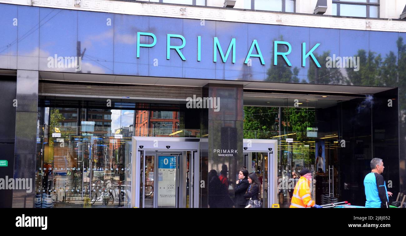 Manchester, Regno Unito, 16th maggio 2022. Passanti e acquirenti fuori dal negozio Primark nel centro di Manchester, Inghilterra, Regno Unito, Isole britanniche. Il proprietario di Primark, Associated British Foods (ABF), dice che aumenterà alcuni prezzi per l'autunno in vista dell'inflazione. I media riportano che George Weston, Chief Executive di ABF, ha detto sui costi: “Tutto sta per aumentare”. Primark e' ben conosciuto e popolare per lo shopping di abiti economici e prodotti domestici. Credit: Terry Waller/Alamy Live News Foto Stock