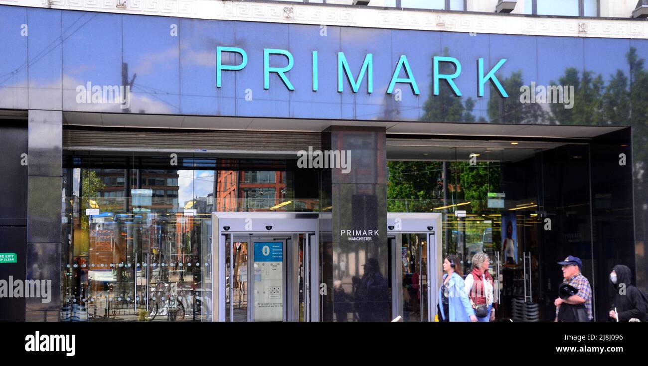 Manchester, Regno Unito, 16th maggio 2022. Passanti e acquirenti fuori dal negozio Primark nel centro di Manchester, Inghilterra, Regno Unito, Isole britanniche. Il proprietario di Primark, Associated British Foods (ABF), dice che aumenterà alcuni prezzi per l'autunno in vista dell'inflazione. I media riportano che George Weston, Chief Executive di ABF, ha detto sui costi: “Tutto sta per aumentare”. Primark e' ben conosciuto e popolare per lo shopping di abiti economici e prodotti domestici. Credit: Terry Waller/Alamy Live News Foto Stock