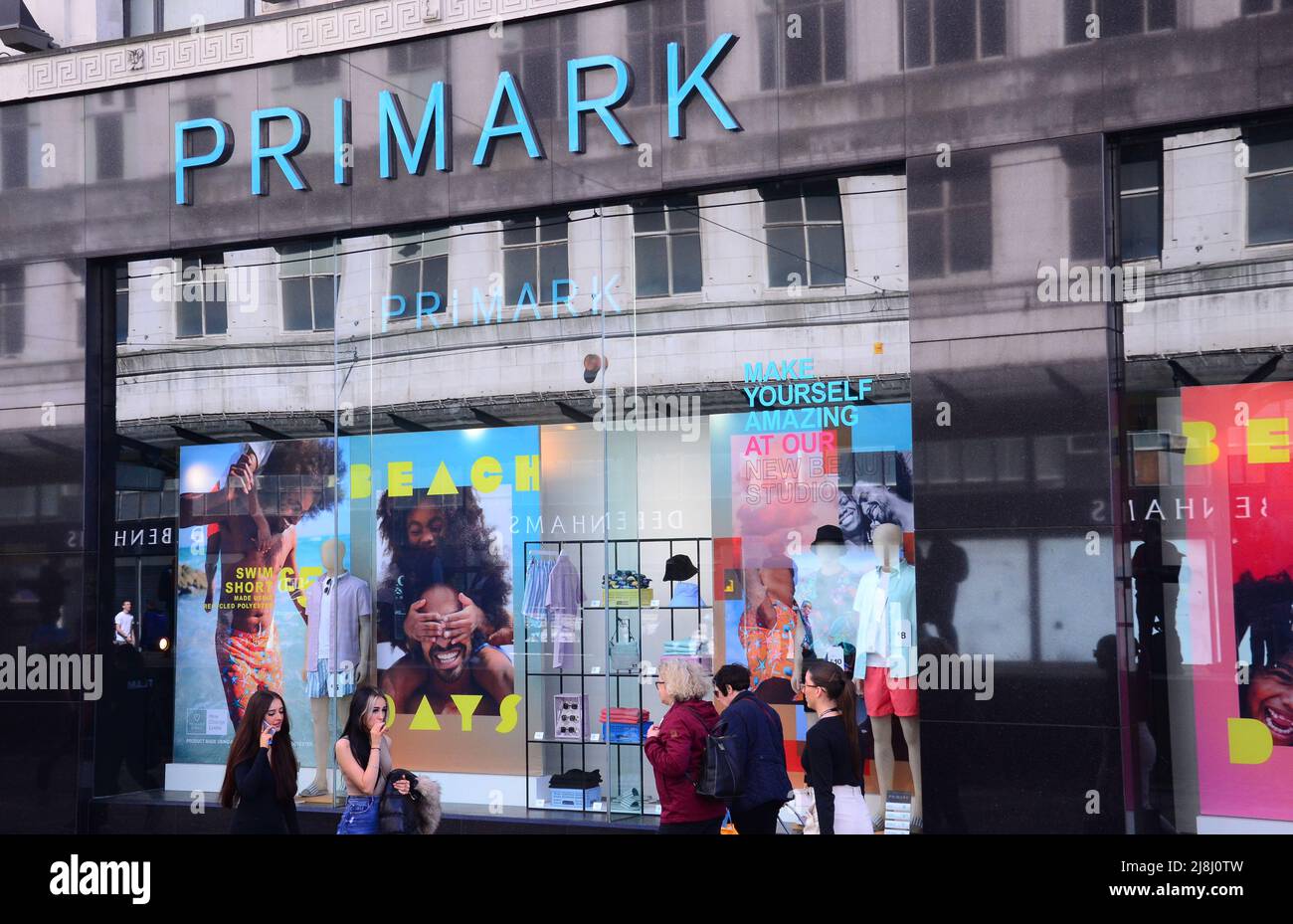 Manchester, Regno Unito, 16th maggio 2022. Passanti e acquirenti fuori dal negozio Primark nel centro di Manchester, Inghilterra, Regno Unito, Isole britanniche. Il proprietario di Primark, Associated British Foods (ABF), dice che aumenterà alcuni prezzi per l'autunno in vista dell'inflazione. I media riportano che George Weston, Chief Executive di ABF, ha detto sui costi: “Tutto sta per aumentare”. Primark e' ben conosciuto e popolare per lo shopping di abiti economici e prodotti domestici. Credit: Terry Waller/Alamy Live News Foto Stock