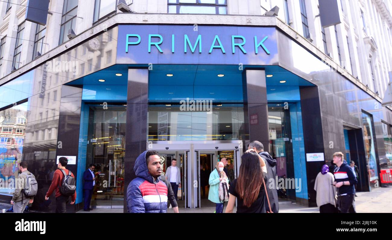 Manchester, Regno Unito, 16th maggio 2022. Passanti e acquirenti fuori dal negozio Primark nel centro di Manchester, Inghilterra, Regno Unito, Isole britanniche. Il proprietario di Primark, Associated British Foods (ABF), dice che aumenterà alcuni prezzi per l'autunno in vista dell'inflazione. I media riportano che George Weston, Chief Executive di ABF, ha detto sui costi: “Tutto sta per aumentare”. Primark e' ben conosciuto e popolare per lo shopping di abiti economici e prodotti domestici. Credit: Terry Waller/Alamy Live News Foto Stock