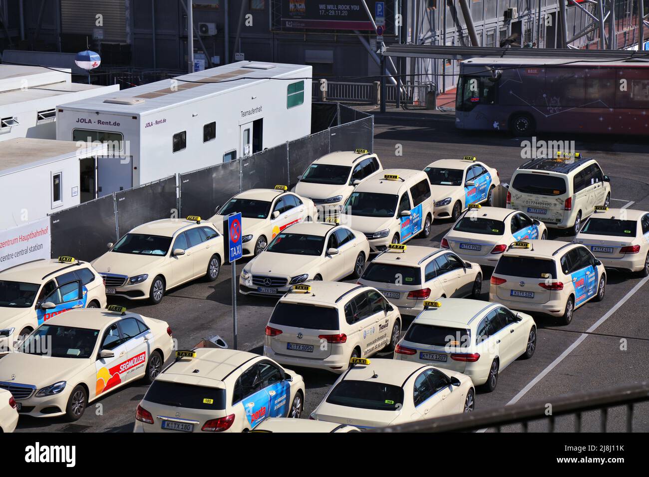 COLONIA, GERMANIA - 22 SETTEMBRE 2020: Taxi in attesa di fronte alla stazione ferroviaria di Colonia (Koeln Hauptbahnhof Hbf) in Germania. Foto Stock