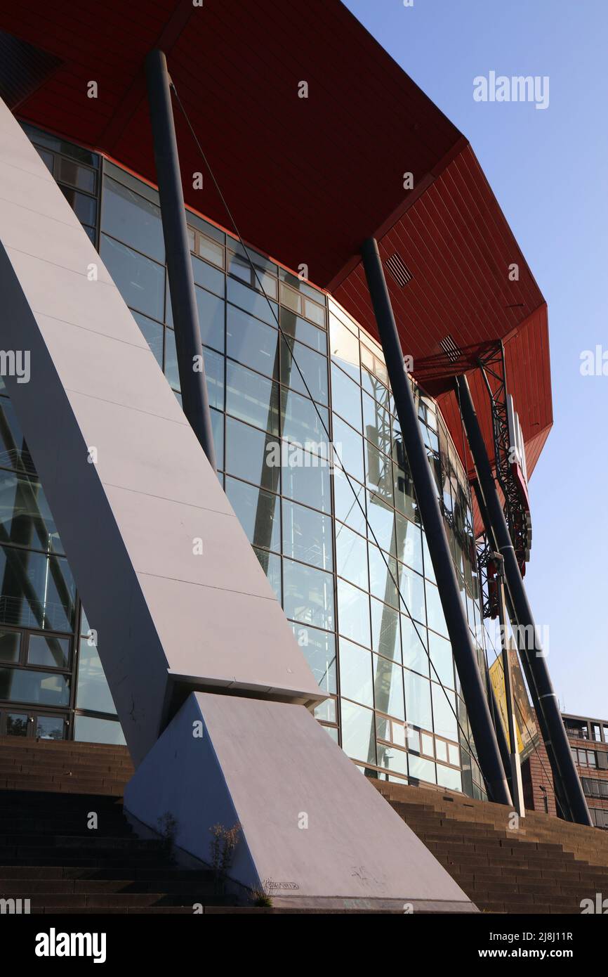 COLONIA, GERMANIA - 22 SETTEMBRE 2020: Lanxess Arena a Colonia, Germania. La Lanxess Arena è una struttura sportiva e di intrattenimento al coperto precedentemente conosciuta come K. Foto Stock