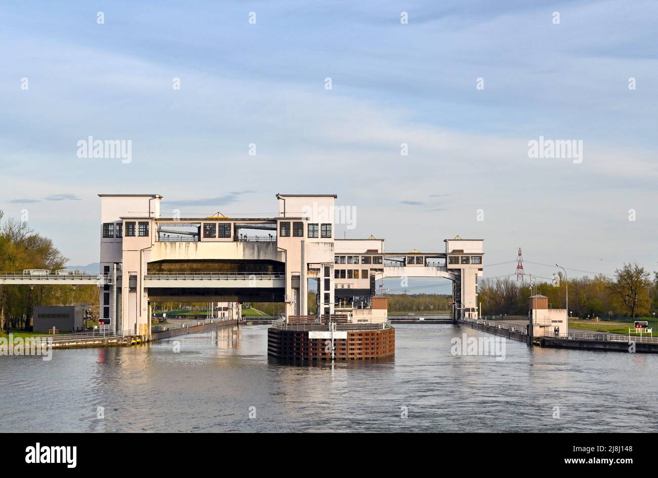 Fiume Reno, Germania - Aprile 2002: Controllo di costruzione e sollevamento attrezzature per le porte di una serratura sul Canal Grande d'Alsazia sul fiume Reno. Foto Stock